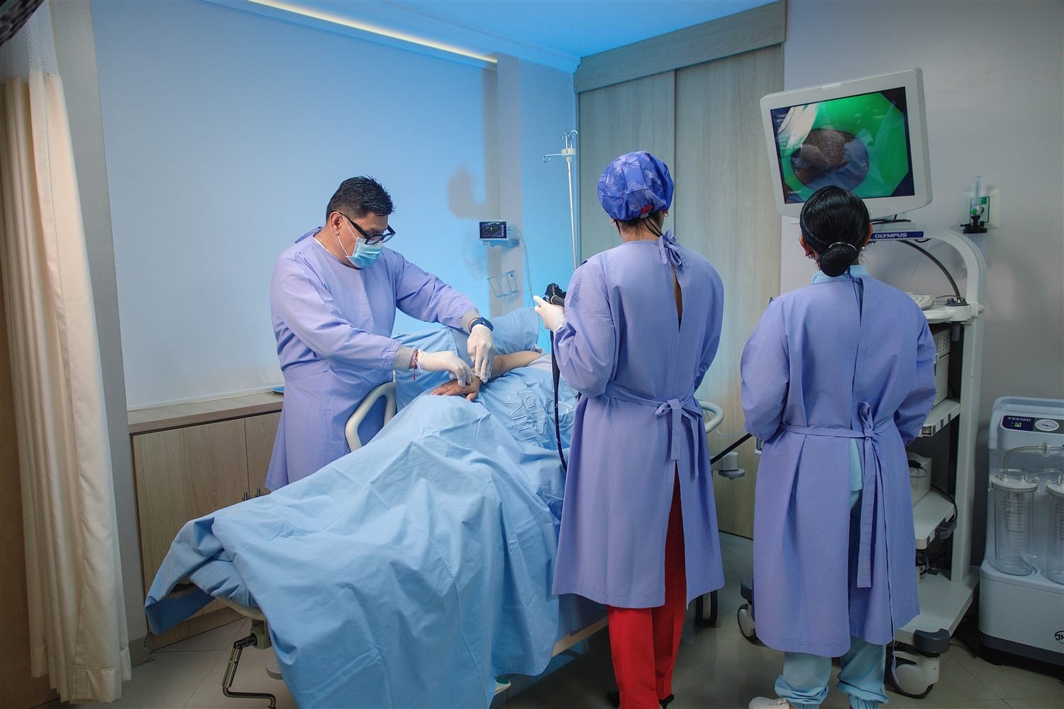 Equipo médico realizando un procedimiento endoscópico
