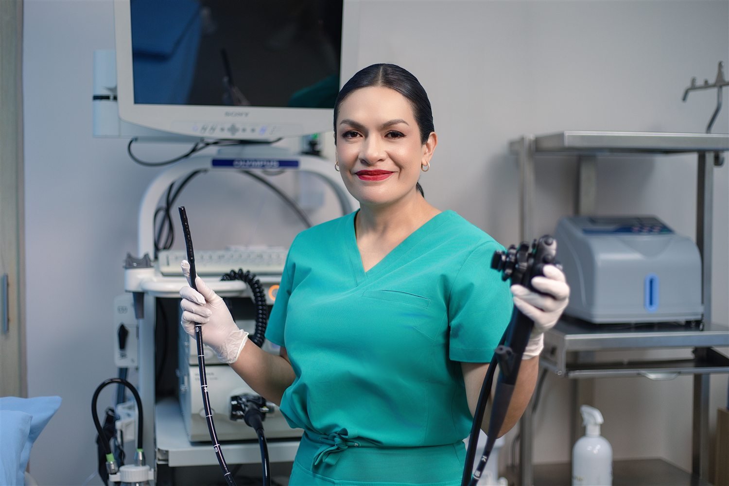 Dra. Maricela con equipo de endoscopia
